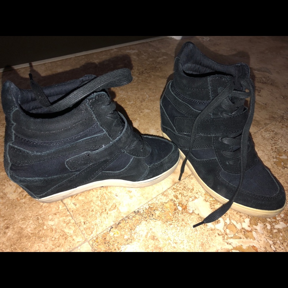 Wedged sneaker